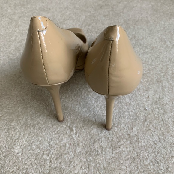 Vince Camuto nude peep toe heels - Picture 5 of 7